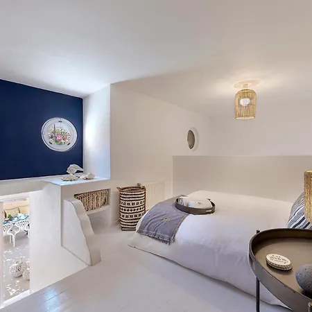 Coat Of Arms Mansion Villa Fira (Santorini)