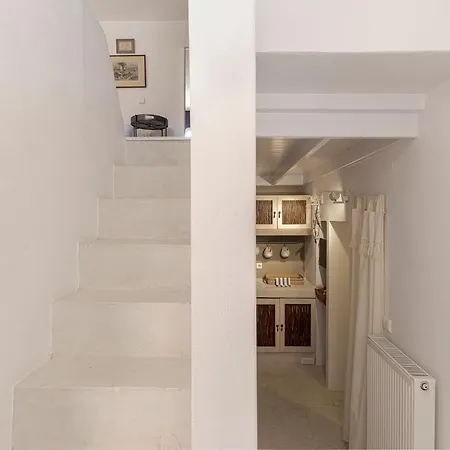 Coat Of Arms Mansion * Fira (Santorini)