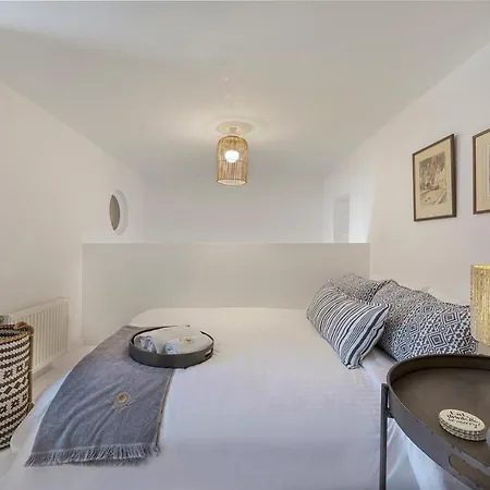 Coat Of Arms Mansion * Fira (Santorini)