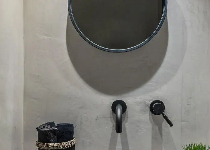 Coat Of Arms Mansion * Fira (Santorini)