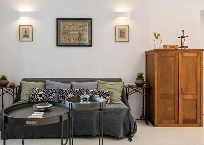 Coat Of Arms Mansion Villa Fira (Santorini)