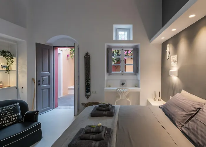 Villa Coat Of Arms Mansion Fira (Santorini)