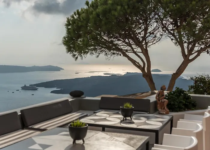 Coat Of Arms Mansion * Fira (Santorini)